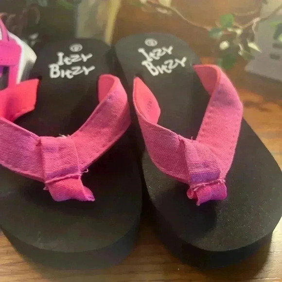 SELLING AS A LOT BITH SIZE 9 NIKE SNEAKERS & ITZY BITZY FLIP FLOPS - Picture 4 of 10